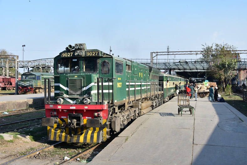 Pociąg Islamabad Express na stacji początkowej Lahore Junction
