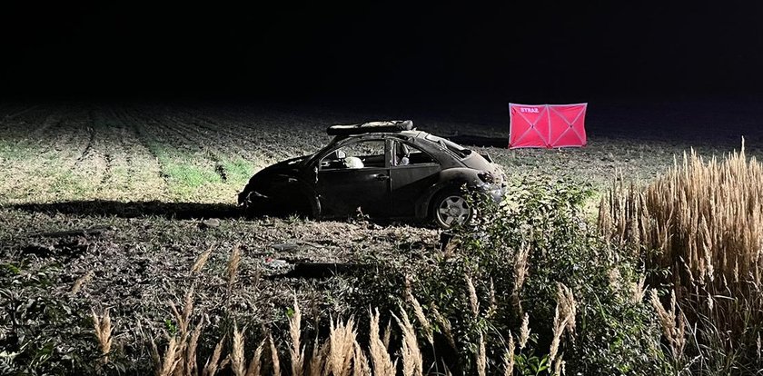 Z mroku wyłaniał się wrak. Jej ciało było niedaleko. Już nie mogli jej pomóc...