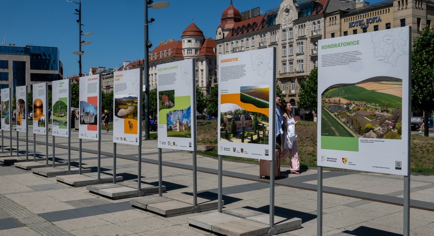 Ekspozycja składa się z kilkudziesięciu plansz, z których każda zawiera krótki opis gminy oraz fotografie atrakcji. 
