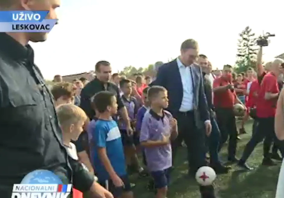 Vučić sa decom u Leskovcu