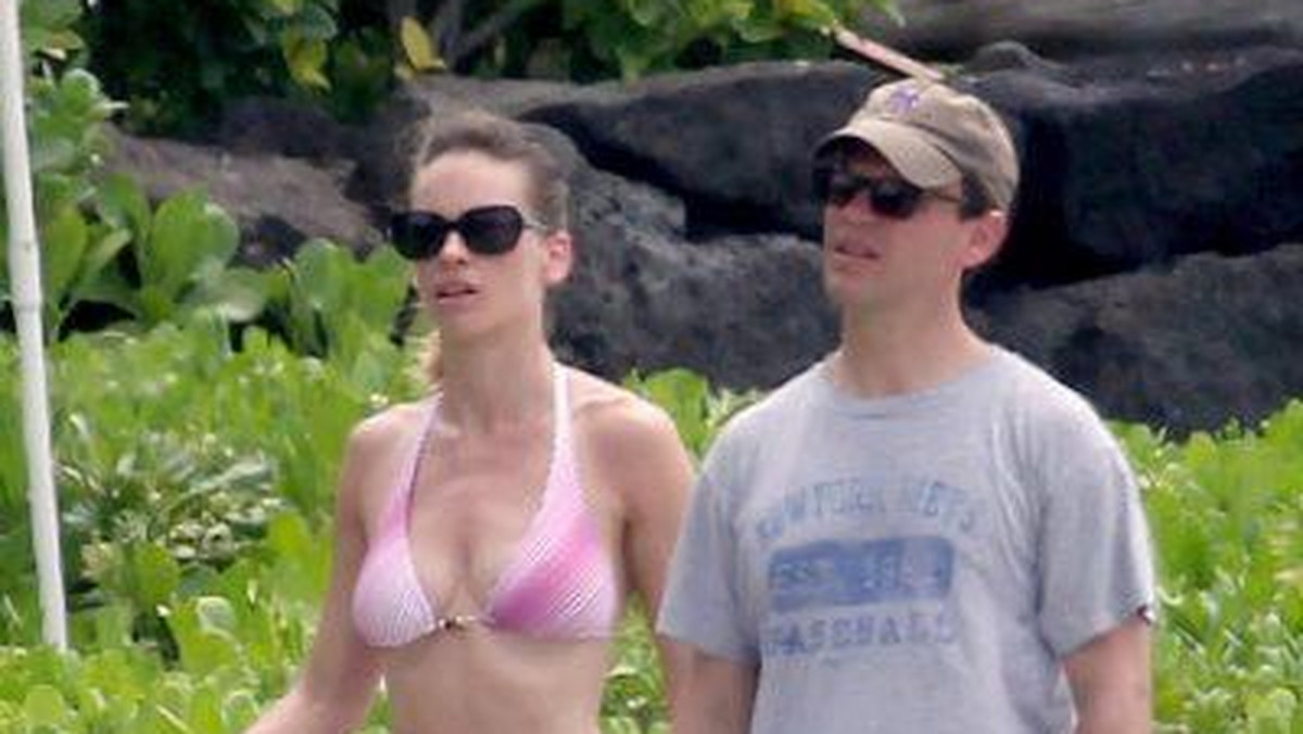 Hilary Swank "przyłapana" w bikini z kochankiem