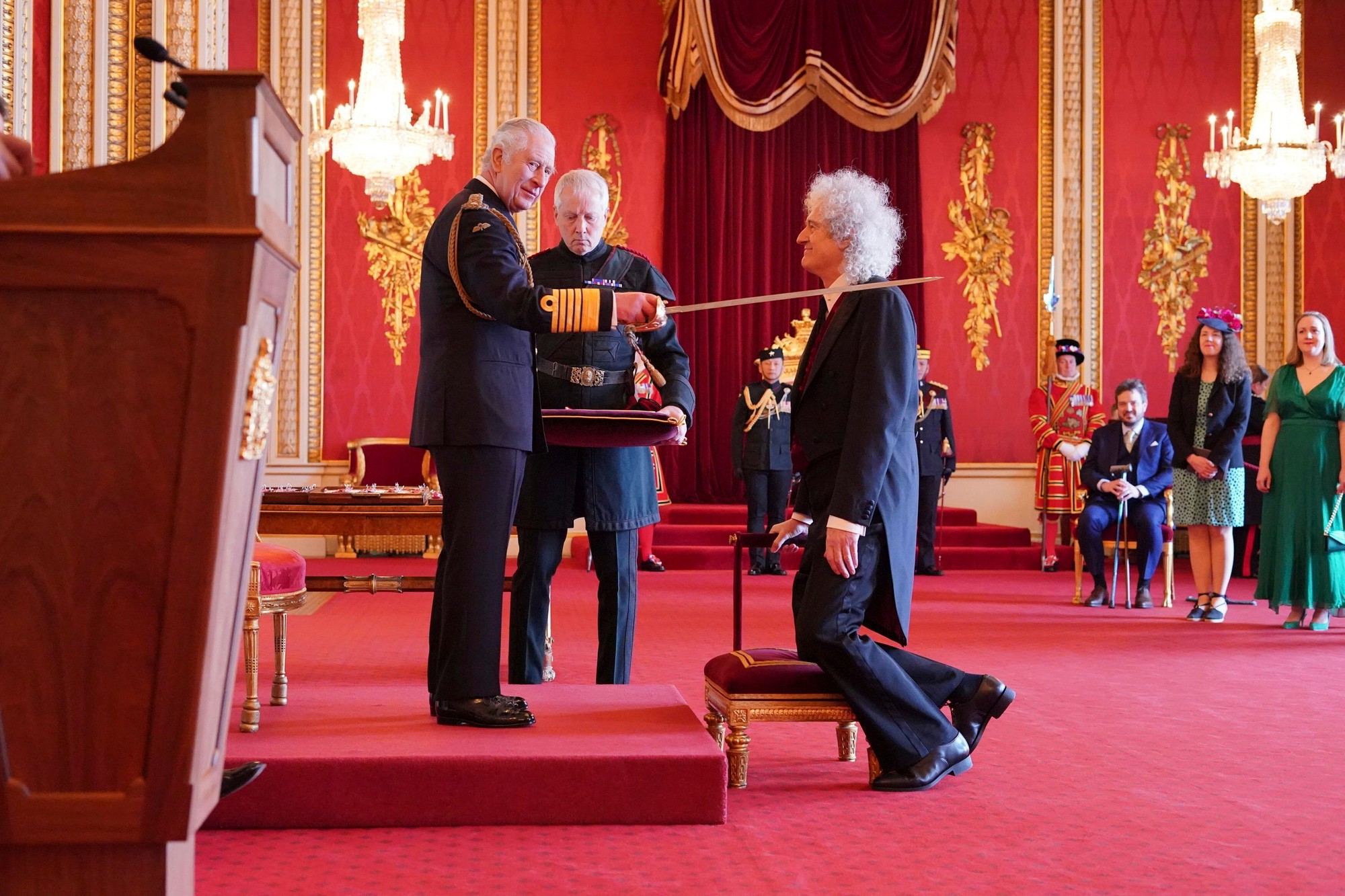 Rockový gitarista Brian May bol povýšený do rytierskeho stavu.