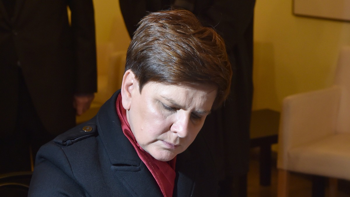 Desygnowana na premiera Beata Szydło i ministrowie jej przyszłego rządu złożyli w poniedziałek rano kwiaty przed tablicą upamiętniającą prezydenta Lecha Kaczyńskiego w Muzeum Powstania Warszawskiego w Warszawie. Oddali też hołd ofiarom powstańczych walk 1944 r.