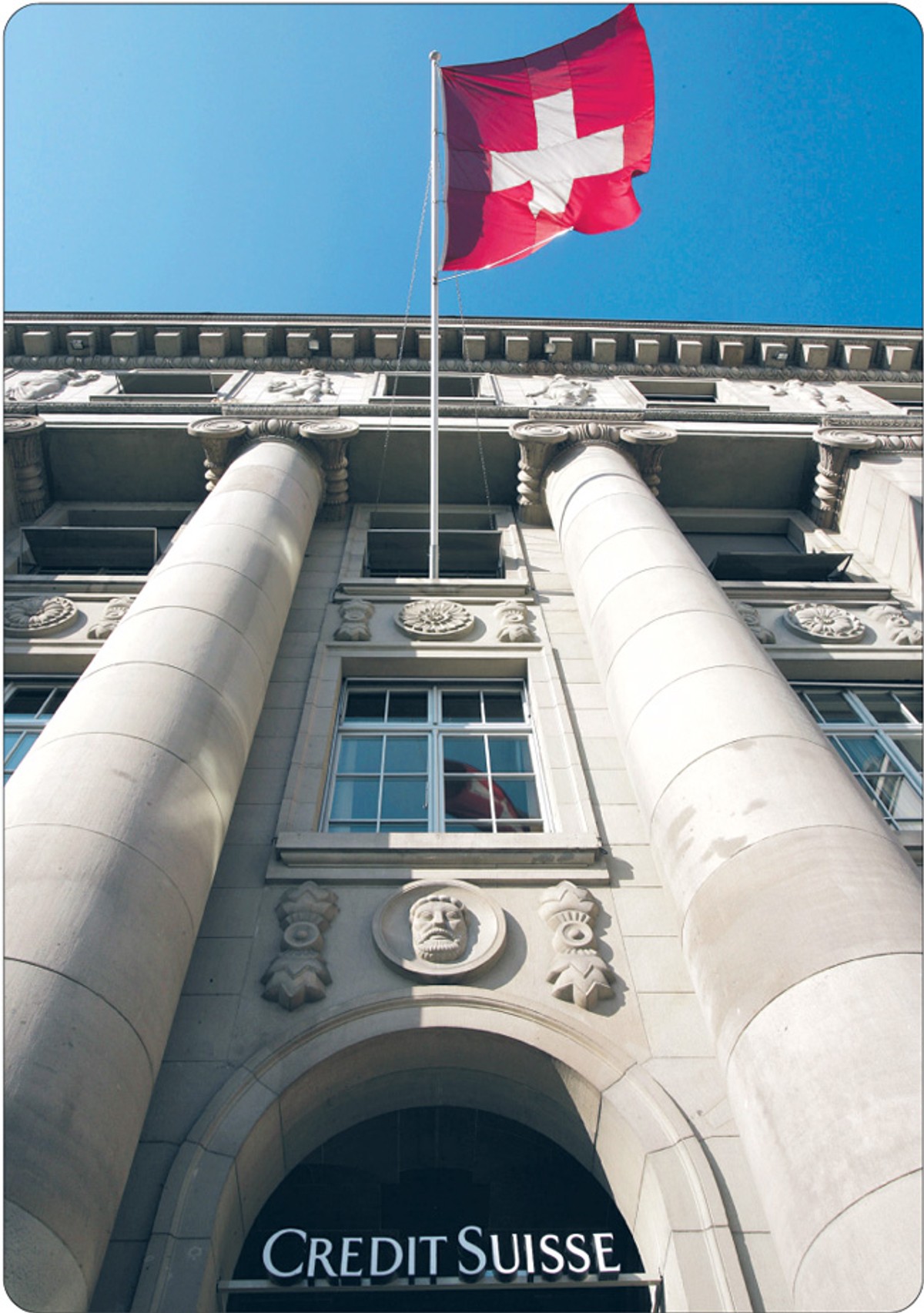 Problem złych długów nie ominął Szwajcarii. Ale poza UBS i Credit Suisse żaden z banków nie potrzebował rządowego wsparcia. Większość z 400 instytucji finansowych obyła się bez dodatkowego zastrzyku kapitału Fot. Reuters/Forum