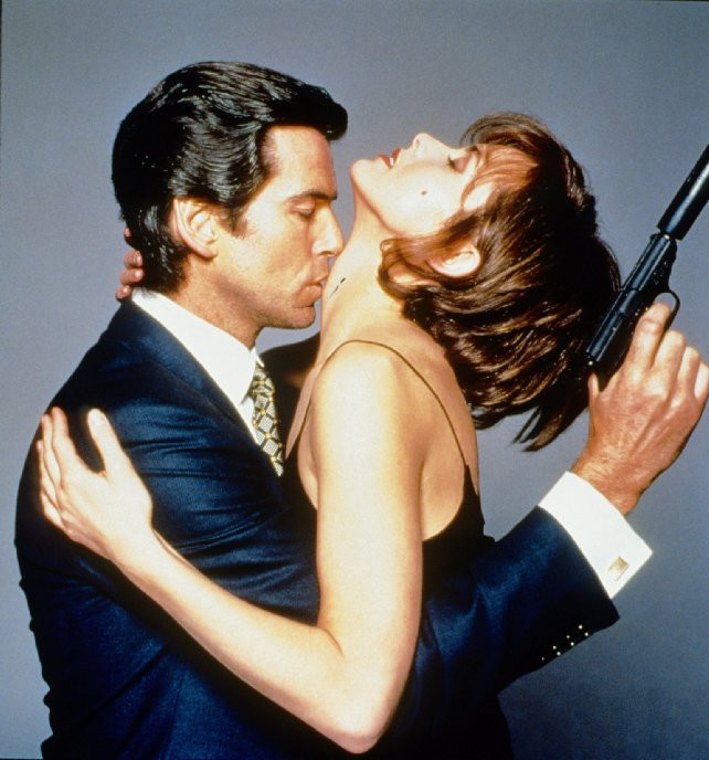 Izabella Scorupco i Pierce Brosnan w filmie "Golden Eye"