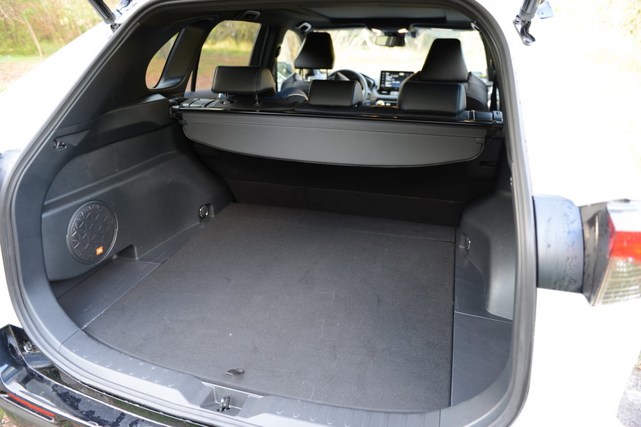 Toyota RAV4 ma duży bagażnik o objętości niemal 580 litrów. To na pewno wystarczająca objętość, jak na potrzeby rodziny.