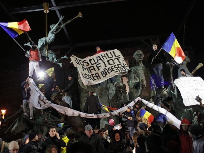 W stronę policji poleciały petardy, kamienie i granaty dymne