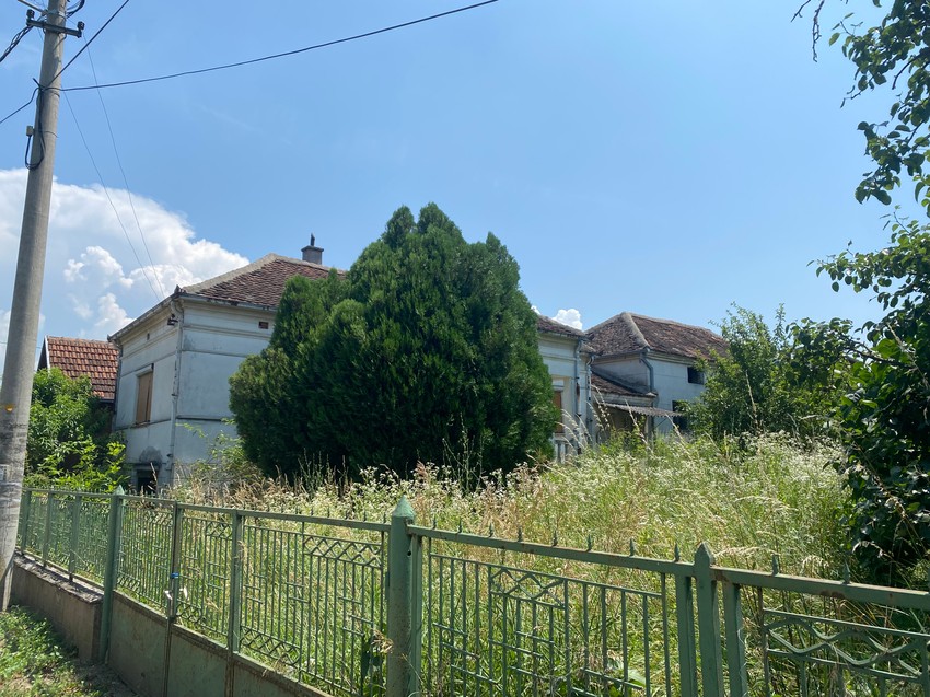 Kuća Ane Nikolić u Donjoj Mutnici sva u korovu
