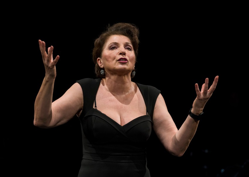 Mirjana Karanović u predstavi M.I.R.A