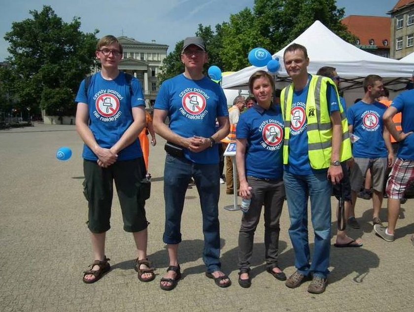 Poznaniacy i urzędnicy czyścili słupy z reklam