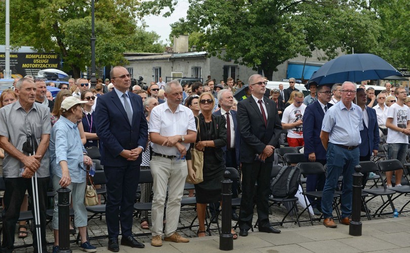 Ludzie czekający przed kościołem