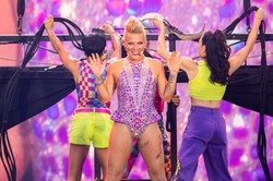 Pink na PGE Narodowym, czyli letni karnawał w stolicy [RELACJA]