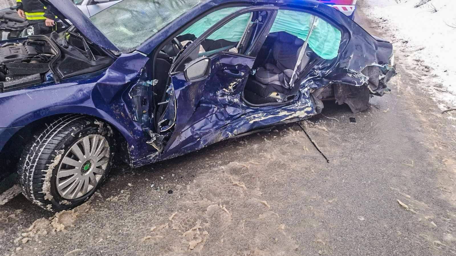 Cesta medzi obcami Slanec a Rákoš je pre nehodu neprejazdná.