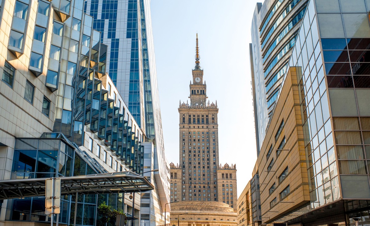 W samym centrum Warszawy zapadł się fragment jezdni. "Zmuszeni byliśmy zamknąć dwa pasy"