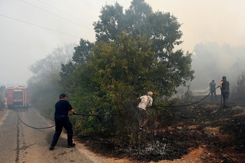 Vatrogascima u gašenju požara pomažu i stanovnici Podgorice 13. avgust 2025.