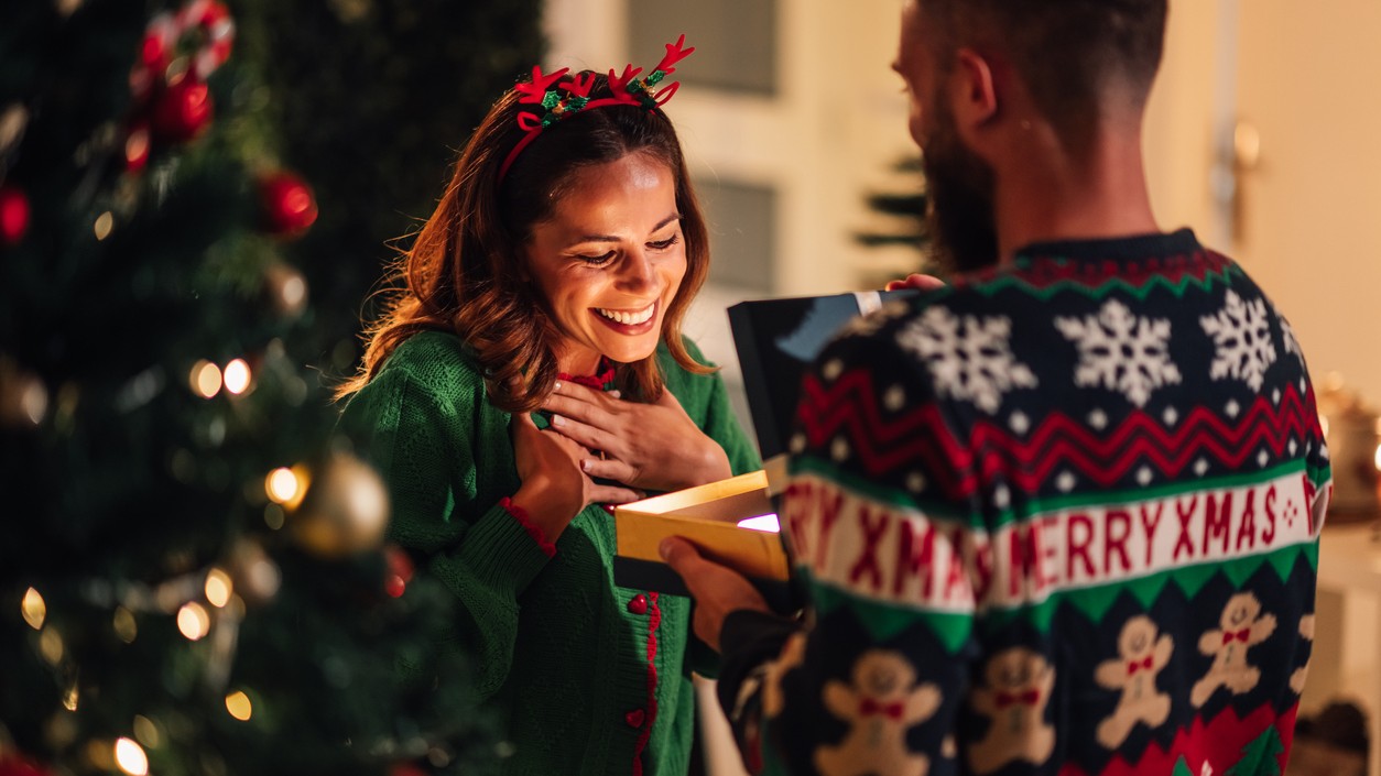 Mladí inklinujú k digitálnemu svetu, zatiaľ čo starší oceňujú skôr hmatateľné dary.