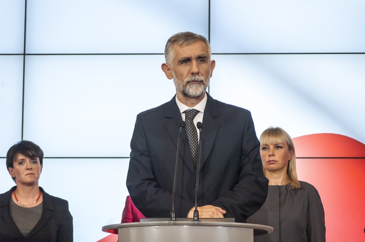 <b>Minister Środowiska Maciej Grabowski</b>
<br>
<br>
Doktor nauk ekonomicznych, absolwent Wydziału Ekonomiki Transportu Uniwersytetu Gdańskiego.
<br>
<br>
W latach 80. pracował jako oficer pokładowy w Polskich Liniach Oceanicznych. Potem był między innymi wykładowcą Uniwersytetu Gdańskiego i wiceprezesem Instytutu Badań nad Gospodarką Rynkową.
<br>
<br>
Od 2008 roku był doradcą rządu Tuska i podsekretarzem stanu w Ministerstwie Finansów. Kilka tygodni temuz ostał ministrem w rządzie Tuska.