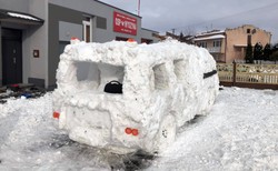 Nowy wóz strażacki ulepili ze śniegu. Nie doczekali się dofinansowania