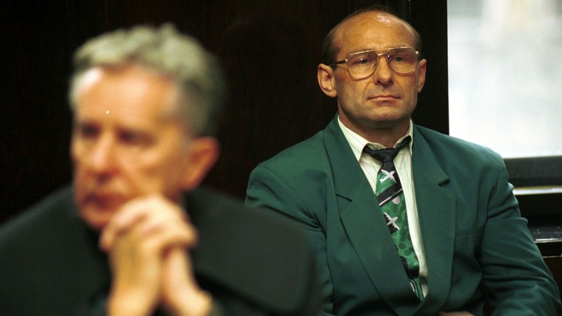 czarny facet ogromny kogut