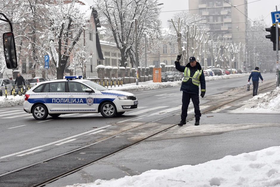 Zbog jakog mraza i poledice potreban je oprez u saobraćaju