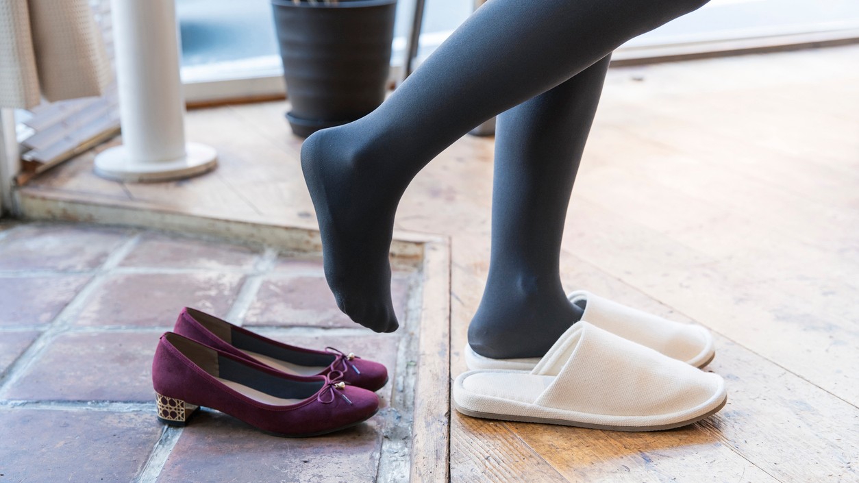 Pre mnohých hostí je už vyzúvanie obuvi takmer automatické.