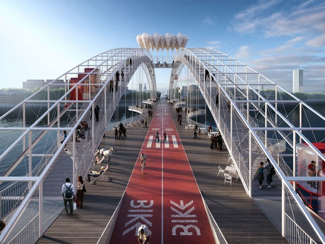 Piesi? Mimo że to most dla pieszych, w tej koncepcji przechadzają się bokiem, bo środkiem przeprawy jeżdżą rowerzyści. Po obu stronach ścieżki rowerowej stoją leżaki i stoliki. Ale dla przechodniów jest też inna gratka: wyginające się w łuk drewniane pomosty, umieszczone wewnątrz kratownic. U szczytu tej konstrukcji architekt przewidział łącznik, którym da się przejść - ponad głowami rowerzystów - z jednego pomostu na drugi.