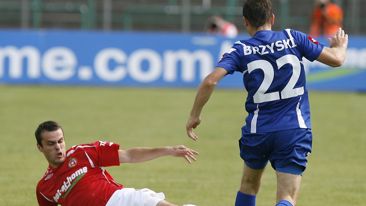 Mistrz Polski Wisła Kraków nowy sezon zaczął od zwycięstwa. "Biała Gwiazda" w meczu 1. kolejki pokonała 2:0 (2:0) Ruch Chorzów. Spotkanie rozegrano w Sosnowcu, bo stadion Wisły jest w przebudowie.