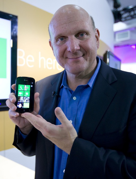 Windows Phone 7. Steve Ballmer. Na pokazie w Nowym Jorku dyrektor generalny Microsoft Corp prezentuje smartphone Samsung Focus wyposażony w  systemu operacyjny Windows Phone 7. Fot. Jin Lee/Bloomberg