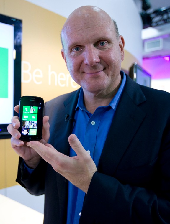 Windows Phone 7. Steve Ballmer. Na pokazie w Nowym Jorku dyrektor generalny Microsoft Corp prezentuje smartphone Samsung Focus wyposażony w  systemu operacyjny Windows Phone 7. Fot. Jin Lee/Bloomberg