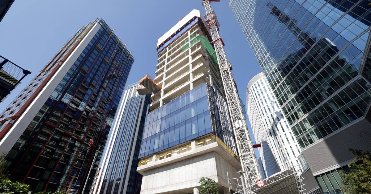 W Warszawie rośnie "niewidzialny" wieżowiec. Wbił się pod ziemię na pięć pięter