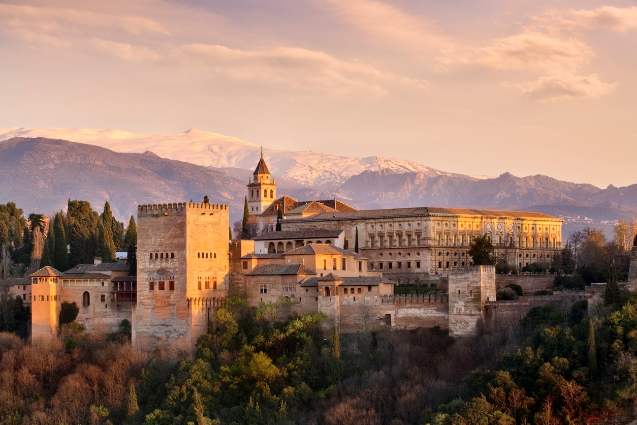 Granada, kde každý kameň rozpráva príbeh o dávnej sláve a umení.