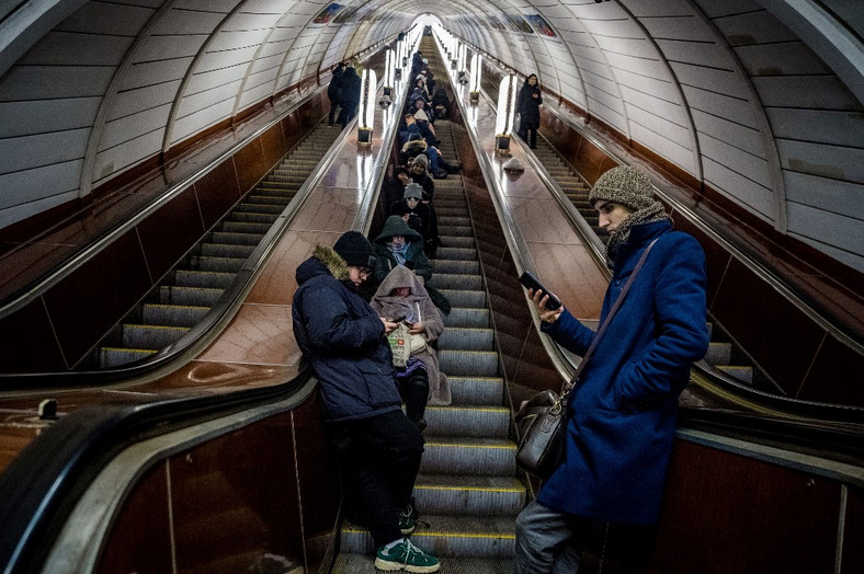 Mieszkańcy ukrywający się na stacji metra podczas alarmu nalotowego w Kijowie, 10 lutego 2023 r.