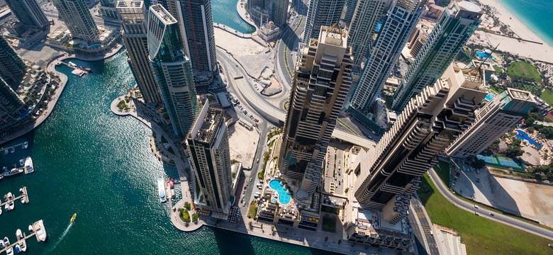 Odwołane wakacje do Dubaju, Grecji i Egiptu. Tracą miliardy dziennie