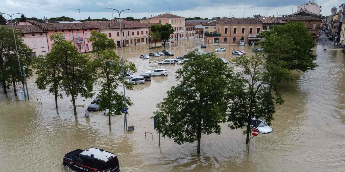 Zalany plac w mieście Lugo, niedaleko Rawenny. Włochy, 18 maja 2023 r.