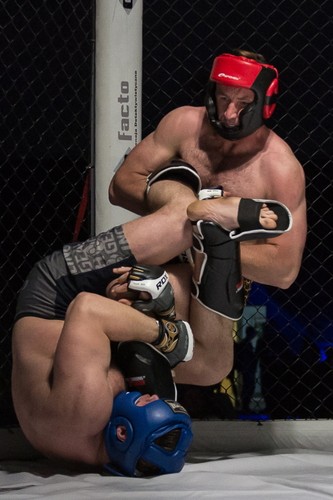 Tak w klatce walczą polscy żołnierze. Panie też zrzuciły mundury i wzięły się za łby