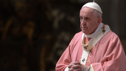 Ferenc pápa csökkenti a bíborosok fizetését