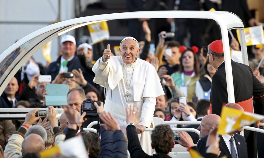 Papa šaljivdžija prolazi kroz masu u svom papamobilu