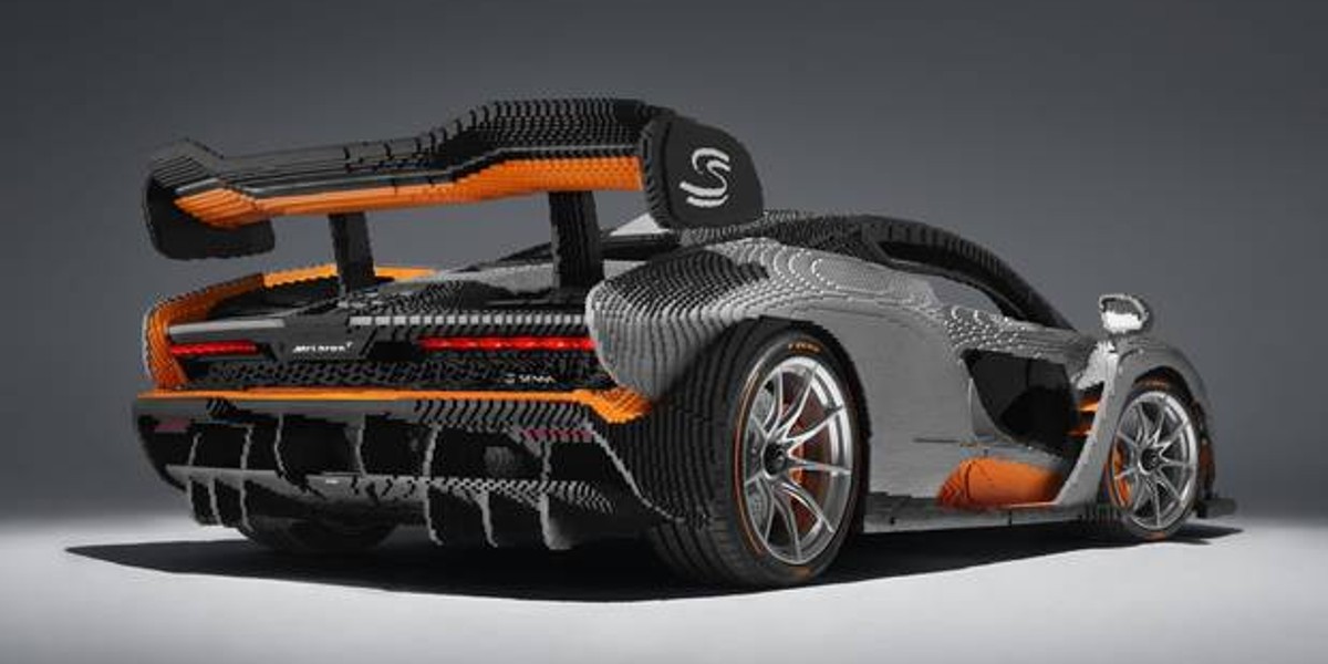 McLaren Senna produkowany jest od 2018 roku. Nazwano go na cześć brazylijskiego kierowcy F1 Ayrtona Senny, który odnosił sukcesy w teamie McLaren