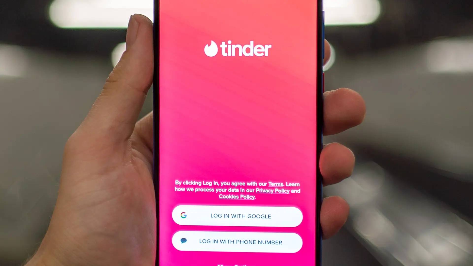 Tinder wychodzi naprzeciw użytkownikom. Pojawiła się funkcja swatki