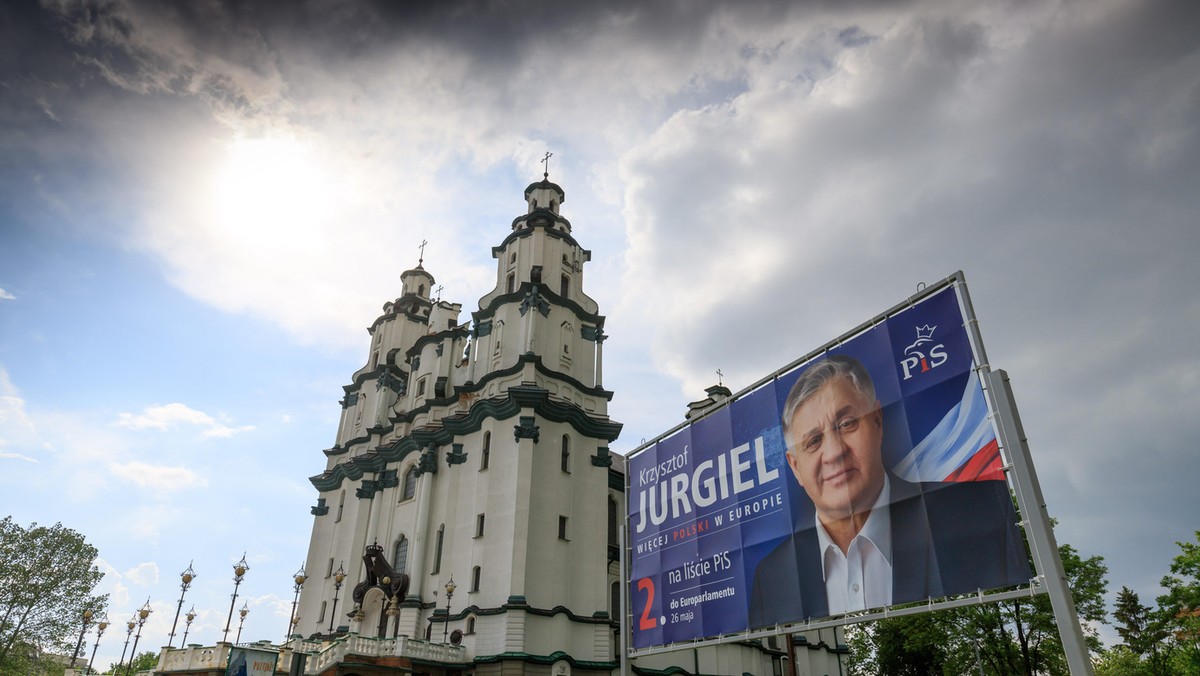 Billboard wyborczy Krzysztofa Jurgiela pod kosciolem