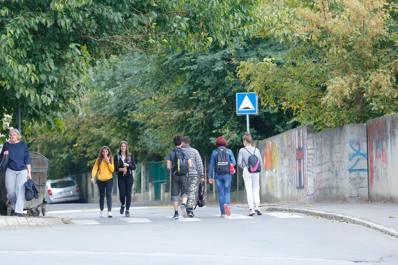 Deca koja su viđala ženu na putu do škole