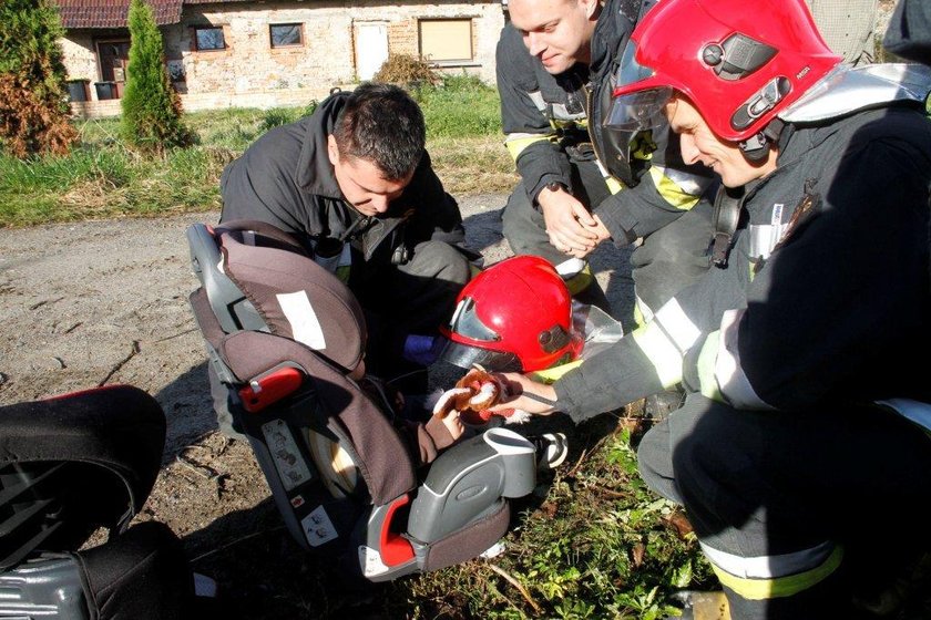 Maleństwo uratowane przez strażaków