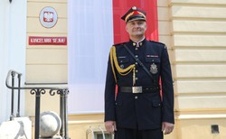 Komendant Straży Marszałkowskiej stracił stanowisko. TVN24.pl: Nie chciał usunąć tablicy o "Układzie Kaczyńskiego"