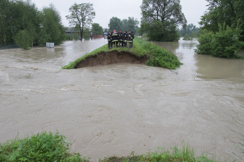 KRAKÓW POWÓDŹ PRZERWANY WAŁ