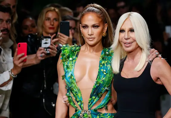 Jennifer Lopez zamknęła pokaz domu mody Versace i zrobiła ukłon w stronę Google