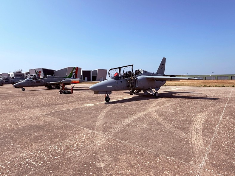 M-345na włoskim lotnisku