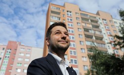 Ruszyła akcja "100imy pod blokiem". Patryk Jaki rozdaje jabłka i rozmawia z kupcami z bazarku