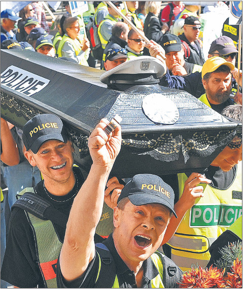 W Pradze przeciw cięciom demonstrowali policjanci Fot. EPA/PAP