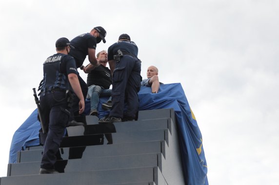 Szarpanina z policją o flagę UE na pomniku smoleńskim