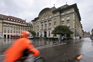 Szwajcarski bank centralny może podnieść stopy. Frank się umocni